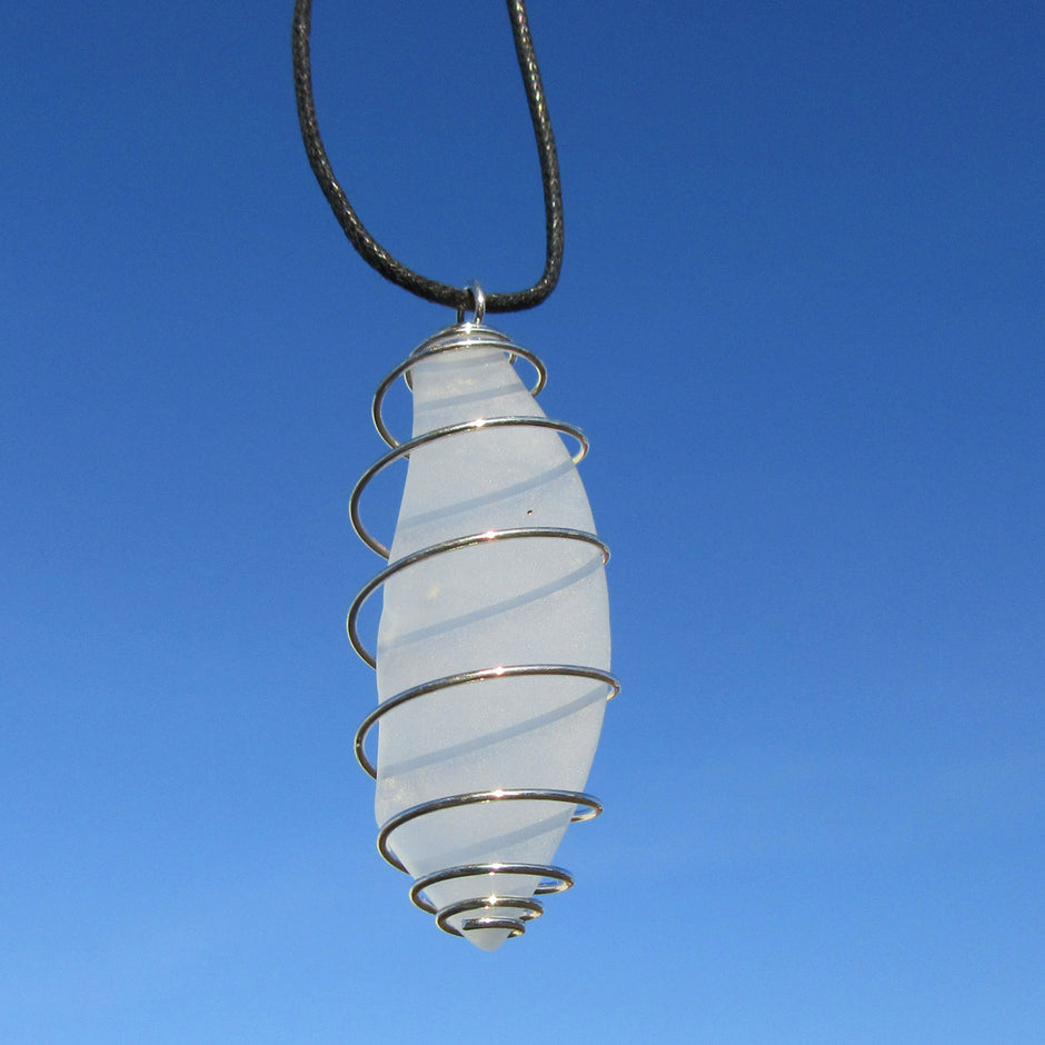 Anhänger aus Seeglas in Spirale, handgefertigt