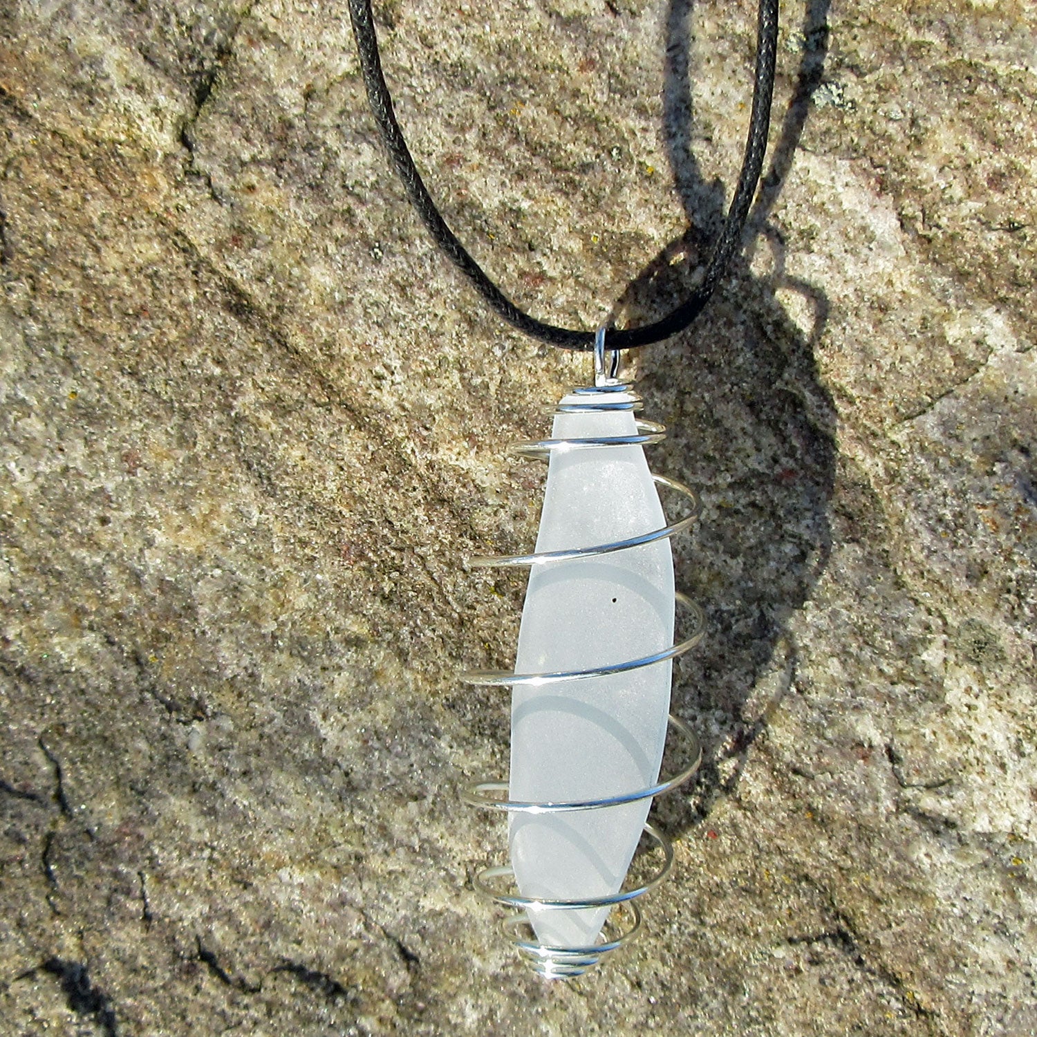 Anhänger aus Seeglas in Spirale, handgefertigt