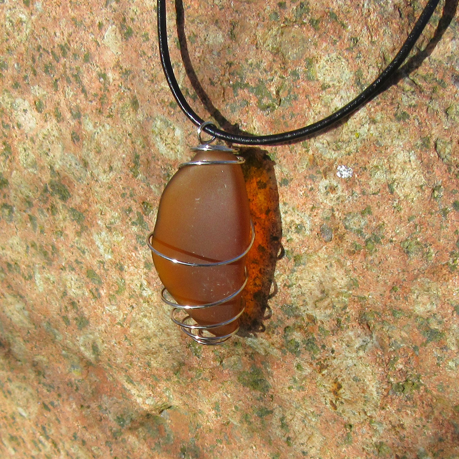 Braunes Seeglas in Spirale am Band, Unikat