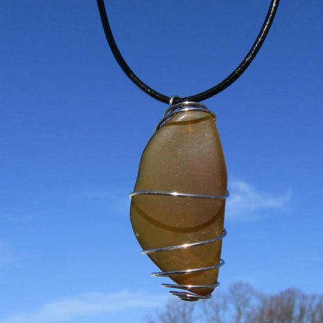 Braunes Seeglas in Spirale am Band, Unikat