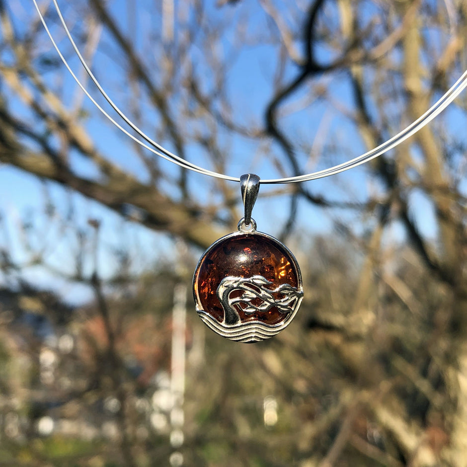 Runder Anhänger aus Bernstein mit Silber-Windflüchtern