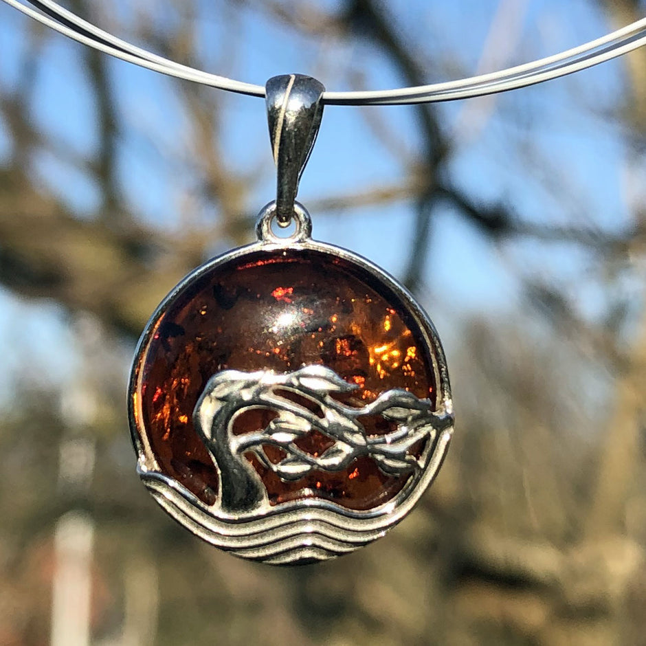 Runder Anhänger aus Bernstein mit Silber-Windflüchtern