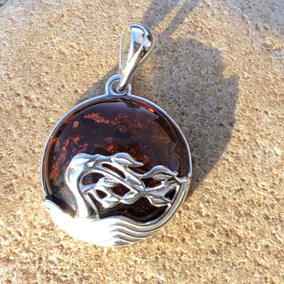 Runder Anhänger aus Bernstein mit Silber-Windflüchtern