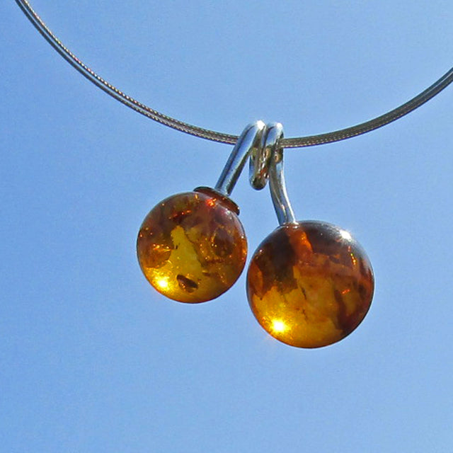 Anhänger mit Bernsteinperlen an gedrehtem Silber