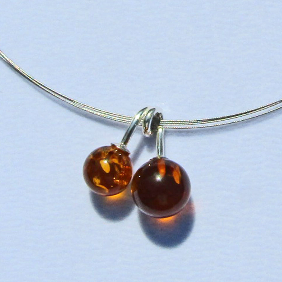 Anhänger mit Bernsteinperlen an gedrehtem Silber