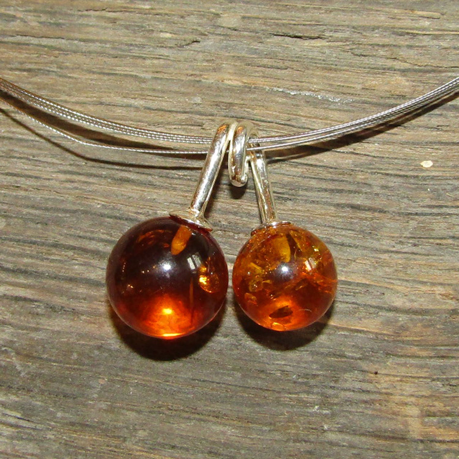 Anhänger mit Bernsteinperlen an gedrehtem Silber