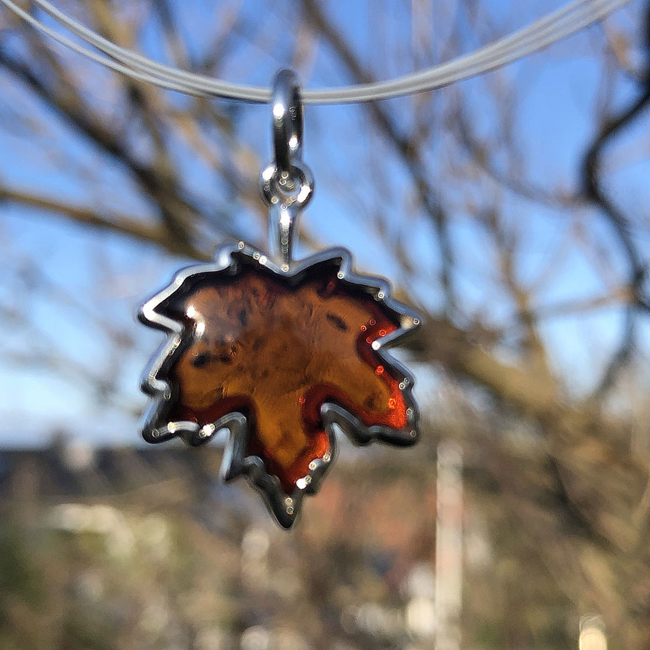 Einzigartiger Anhänger Ahornblatt aus Bernstein