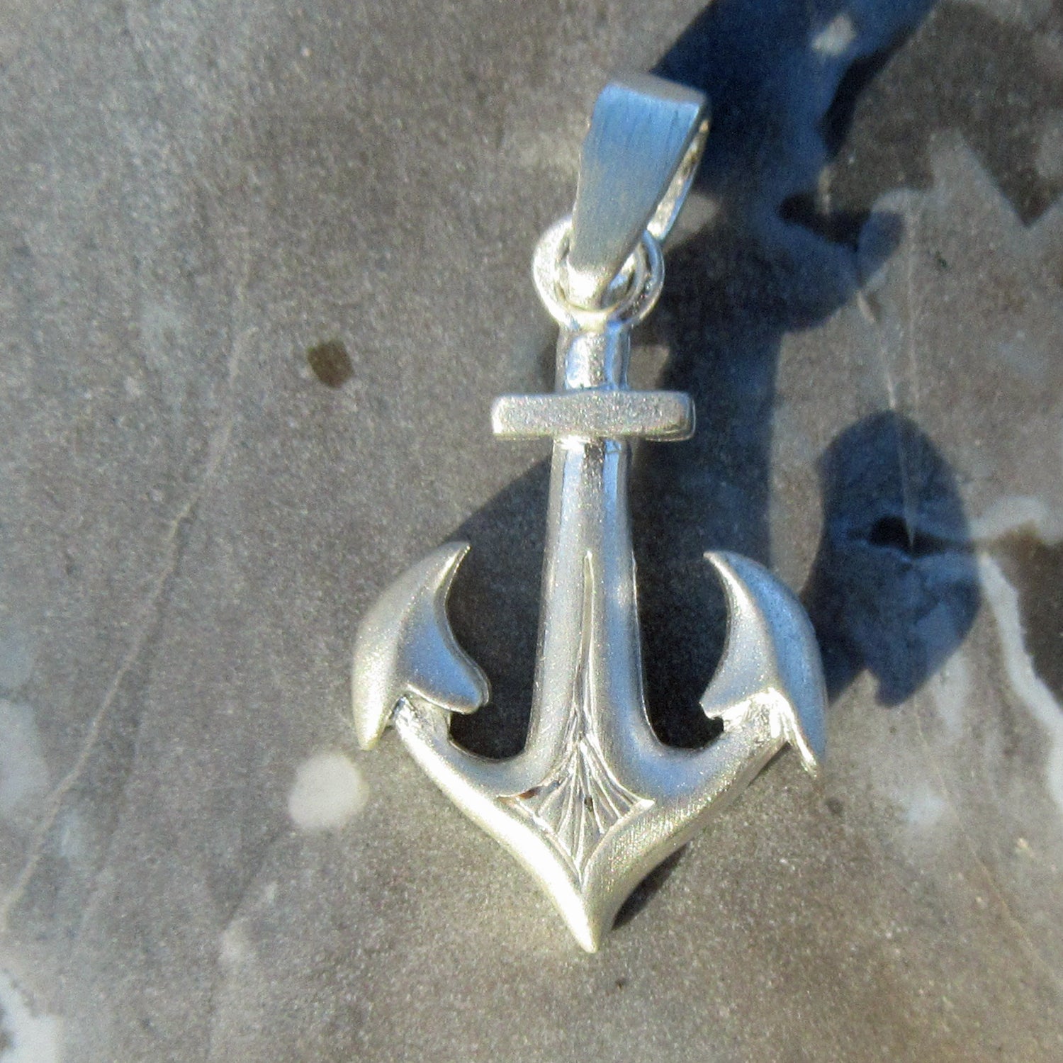 Edler Ankeranhänger aus mattiertem Silber (925)