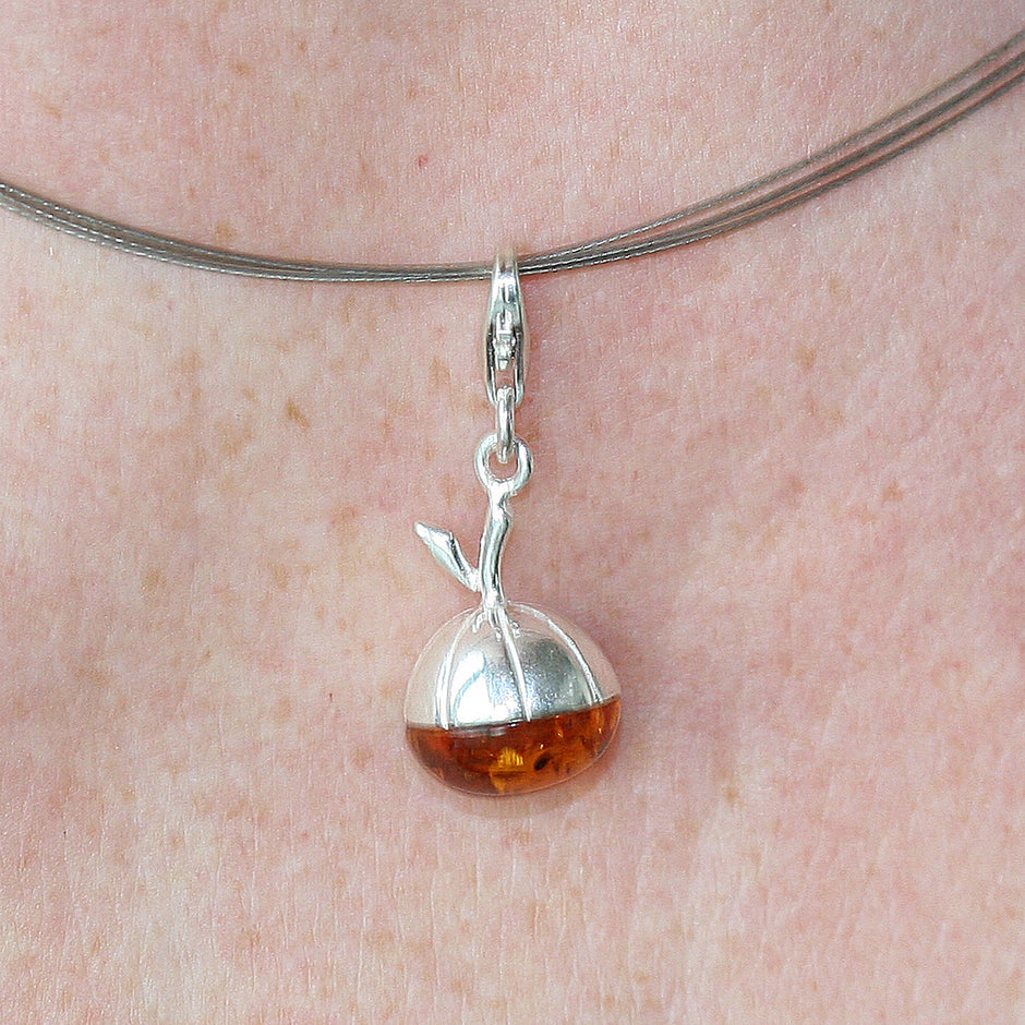 Filigraner Apfel-Anhänger aus Silber und Bernstein