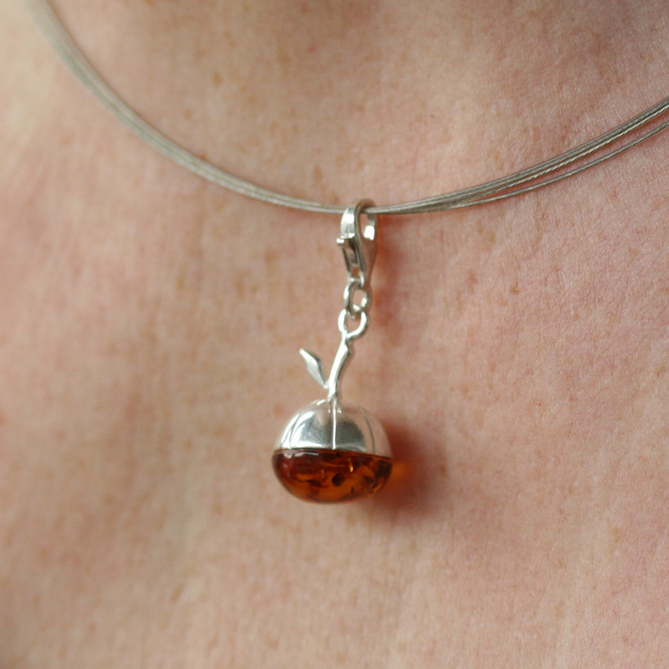 Filigraner Apfel-Anhänger aus Silber und Bernstein