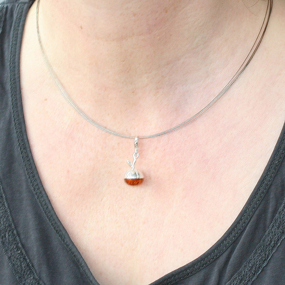 Filigraner Apfel-Anhänger aus Silber und Bernstein