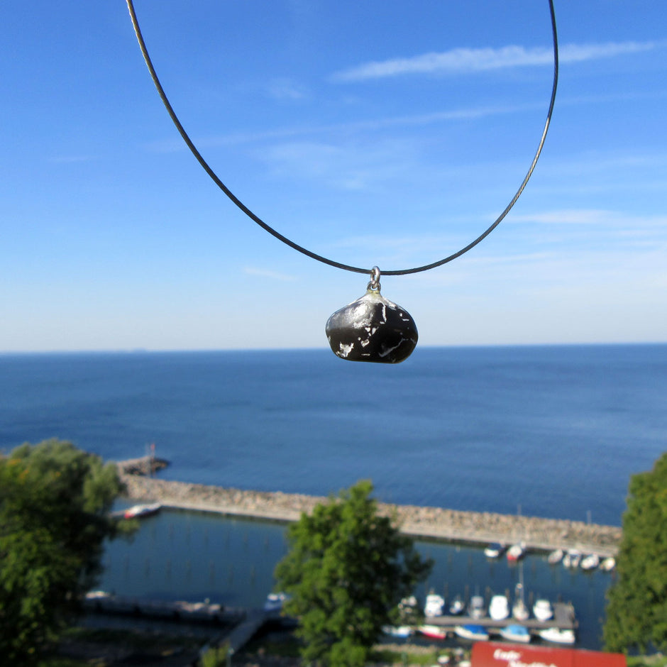 Anhänger aus versteinertem Brachiopoden mit Silberöse