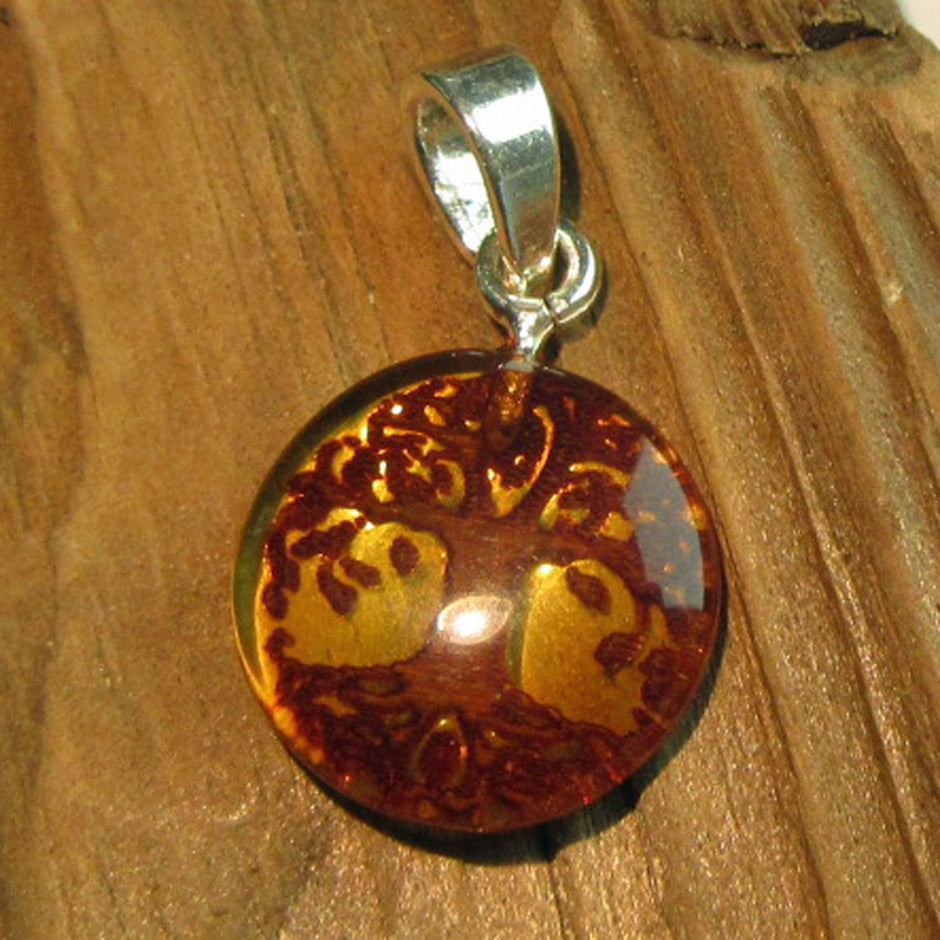 Kleiner Bernstein-Anhänger mit Baum des Lebens, Unikat