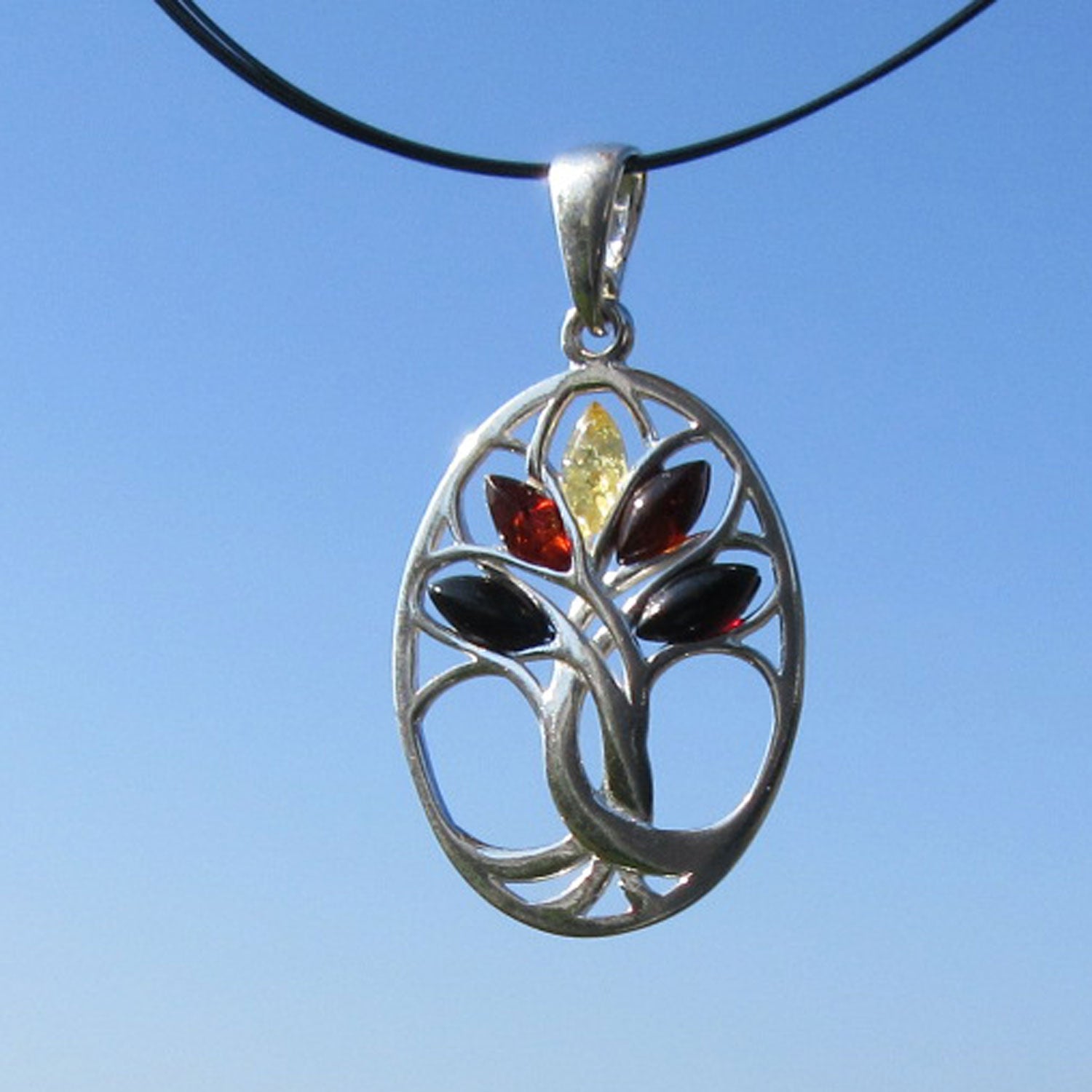 Ovaler Silberanhänger mit Bernstein, Baum des Lebens