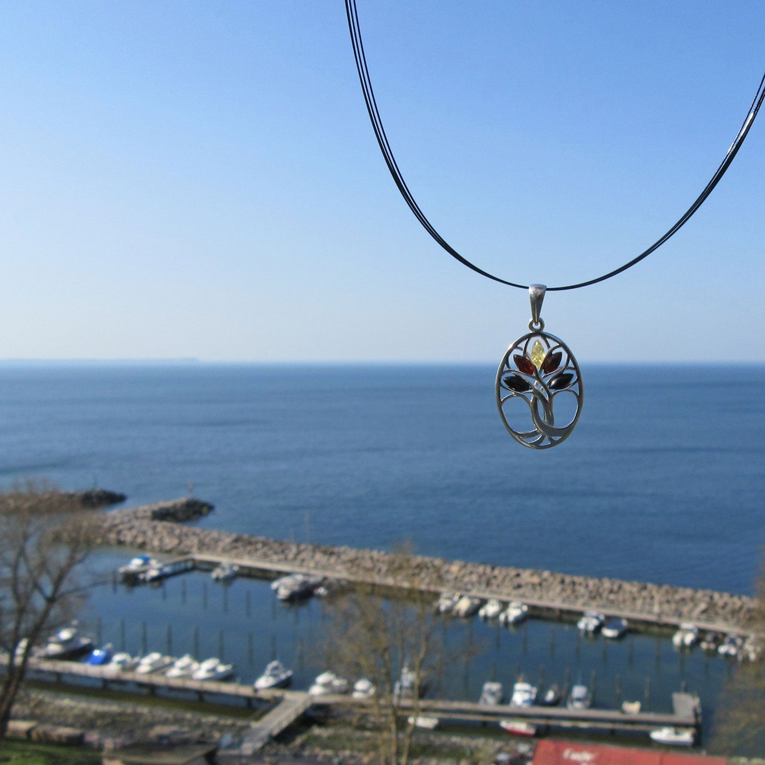 Ovaler Silberanhänger mit Bernstein, Baum des Lebens