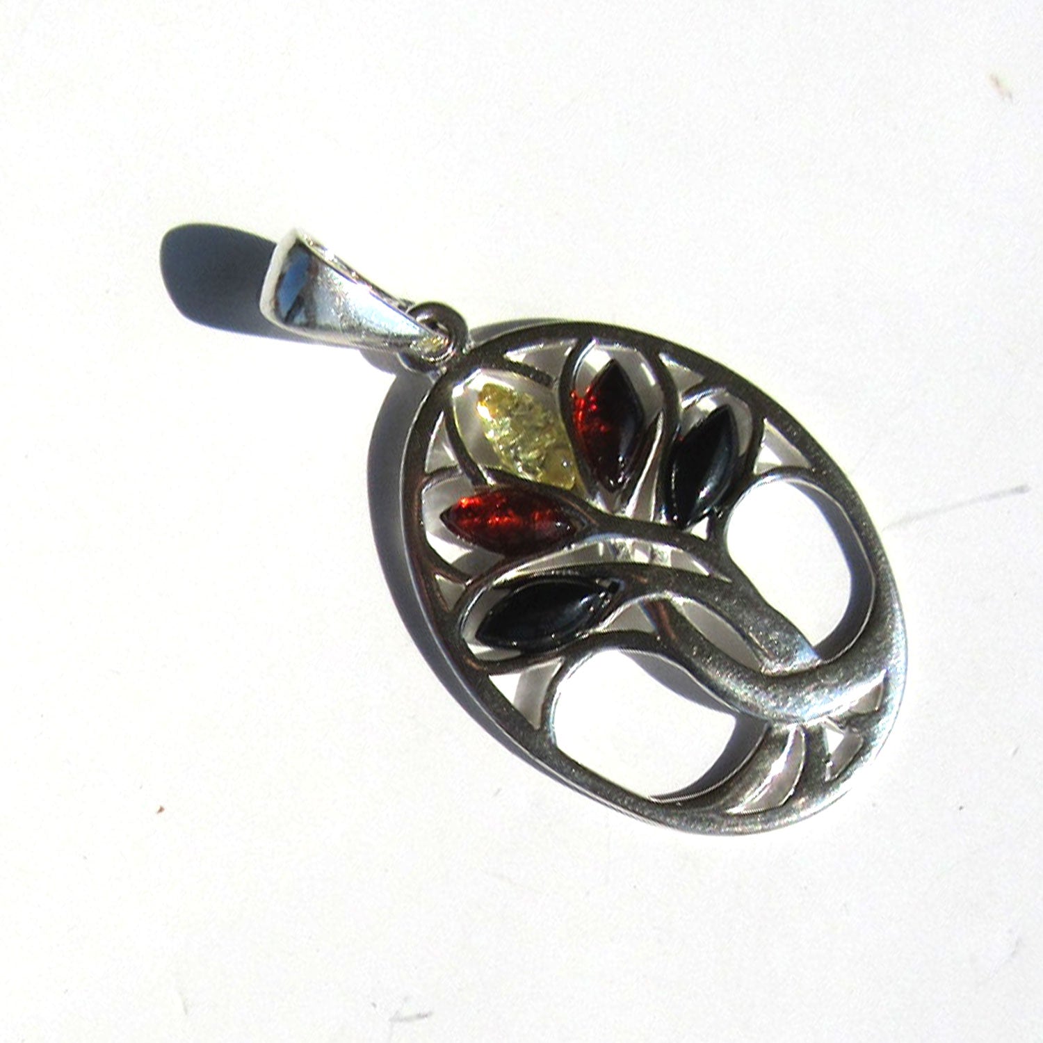 Ovaler Silberanhänger mit Bernstein, Baum des Lebens