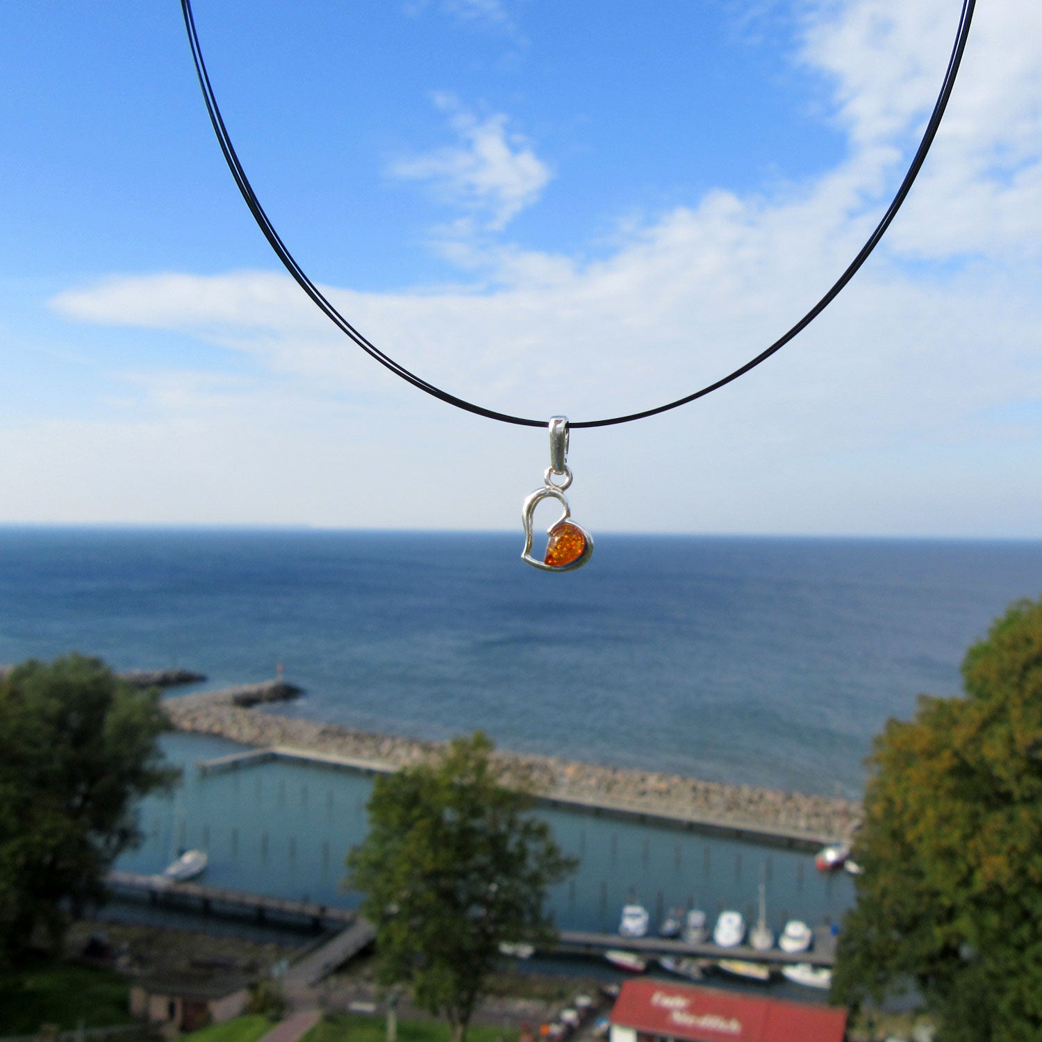 Herz-Anhänger aus Silber und Bernstein, filigran und einzigartig