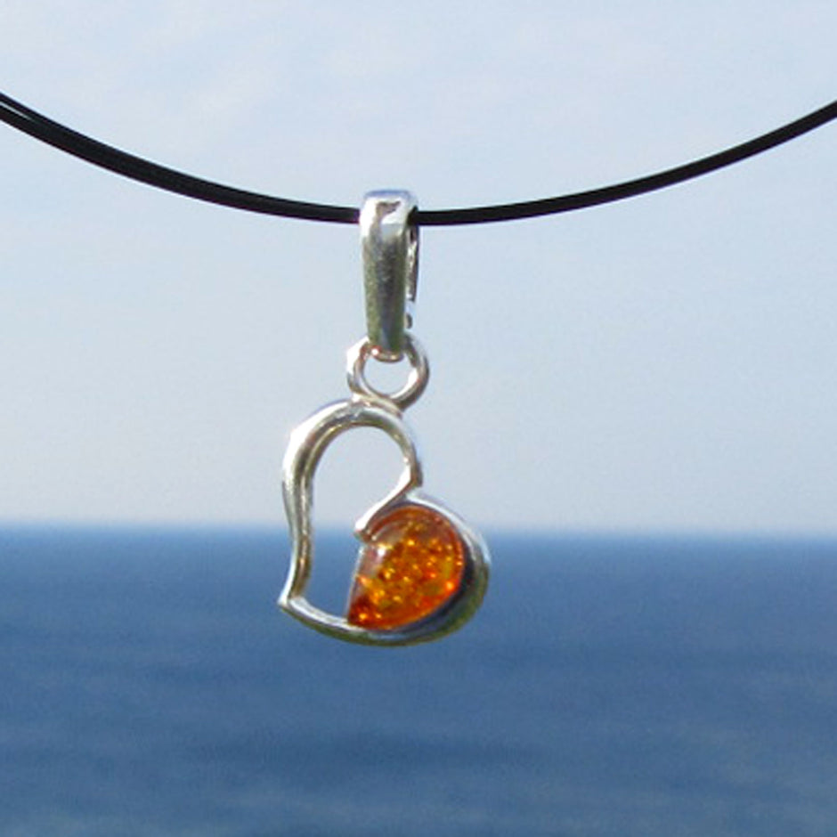Herz-Anhänger aus Silber und Bernstein, filigran und einzigartig
