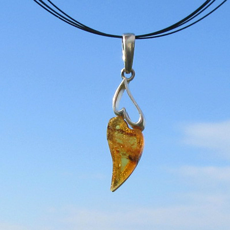 Filigranes Doppelherz aus Bernstein und Silber