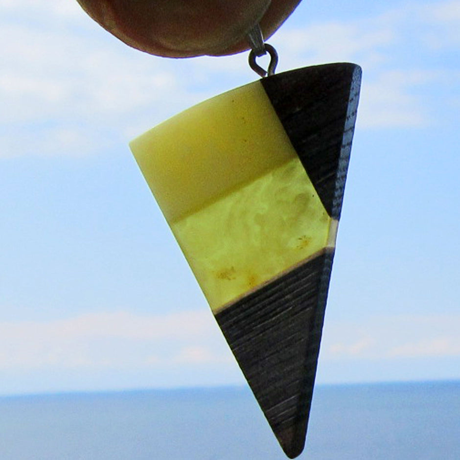 Wunderschöner, dreieckiger Anhänger aus Holz und hellem Bernstein