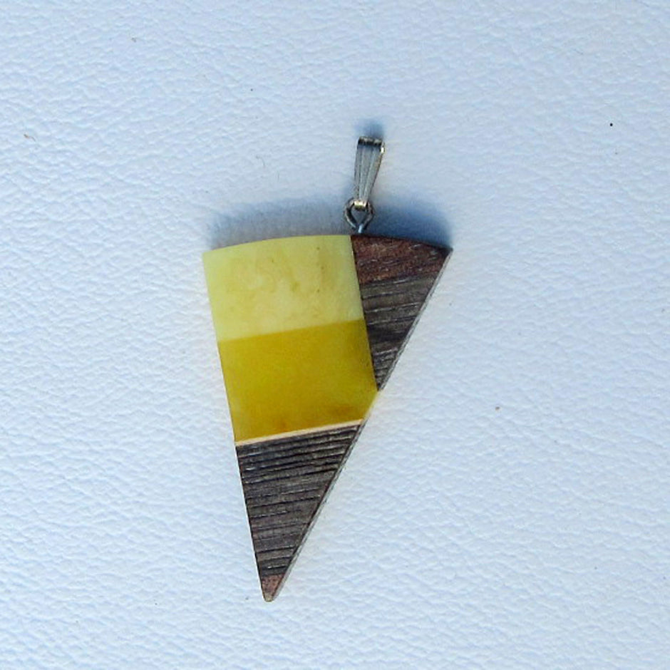 Wunderschöner, dreieckiger Anhänger aus Holz und hellem Bernstein