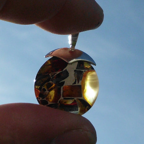 Einzigartige Bernsteinscheibe aus Mosaikbernstein mit Silber