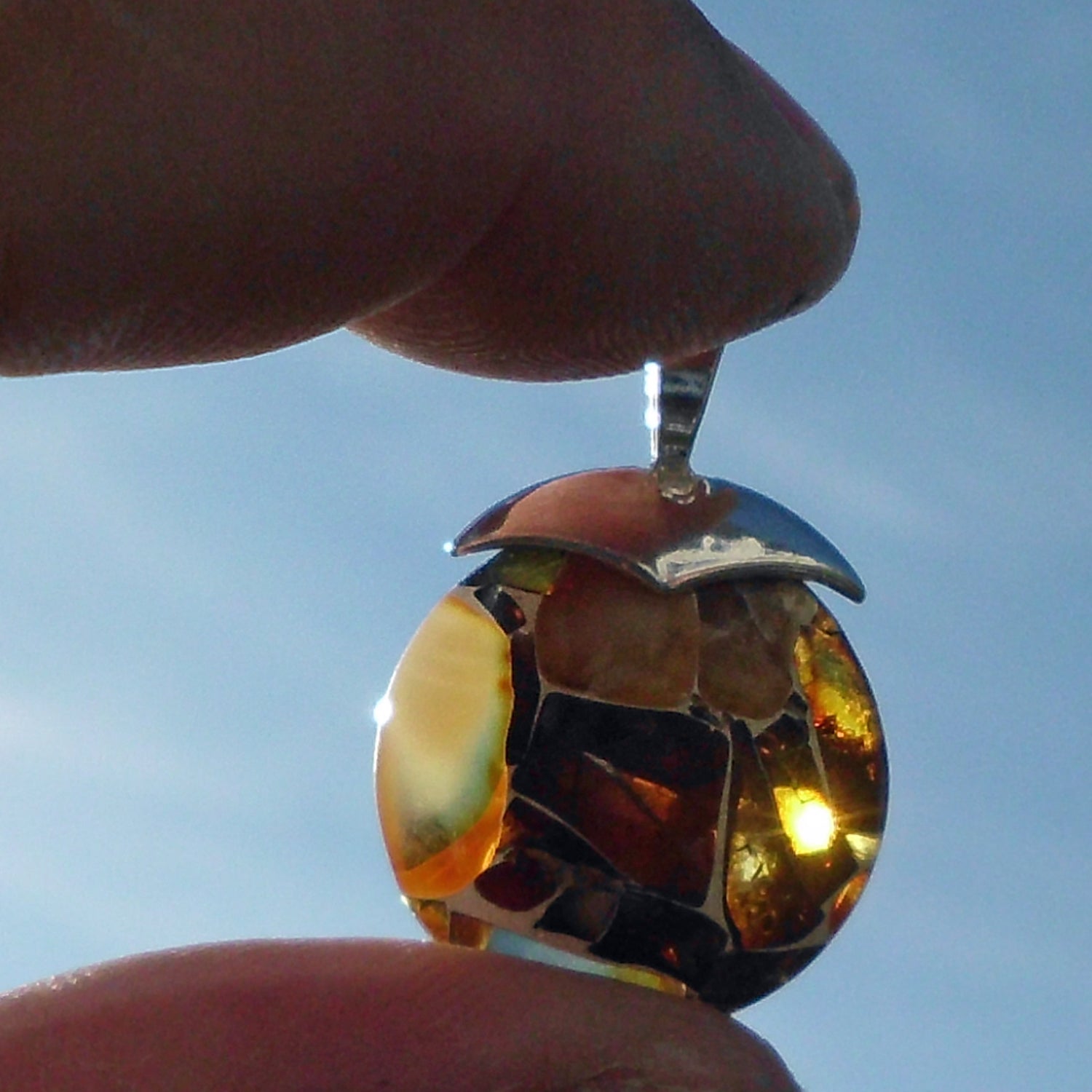 Einzigartige Bernsteinscheibe aus Mosaikbernstein mit Silber