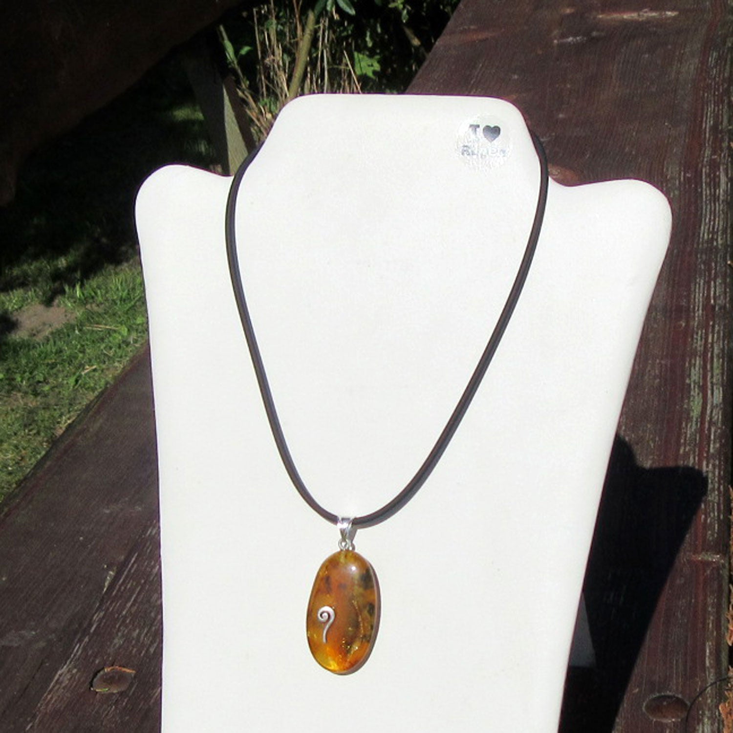 Anhänger mit ovalem Bernstein und feiner Silberspirale