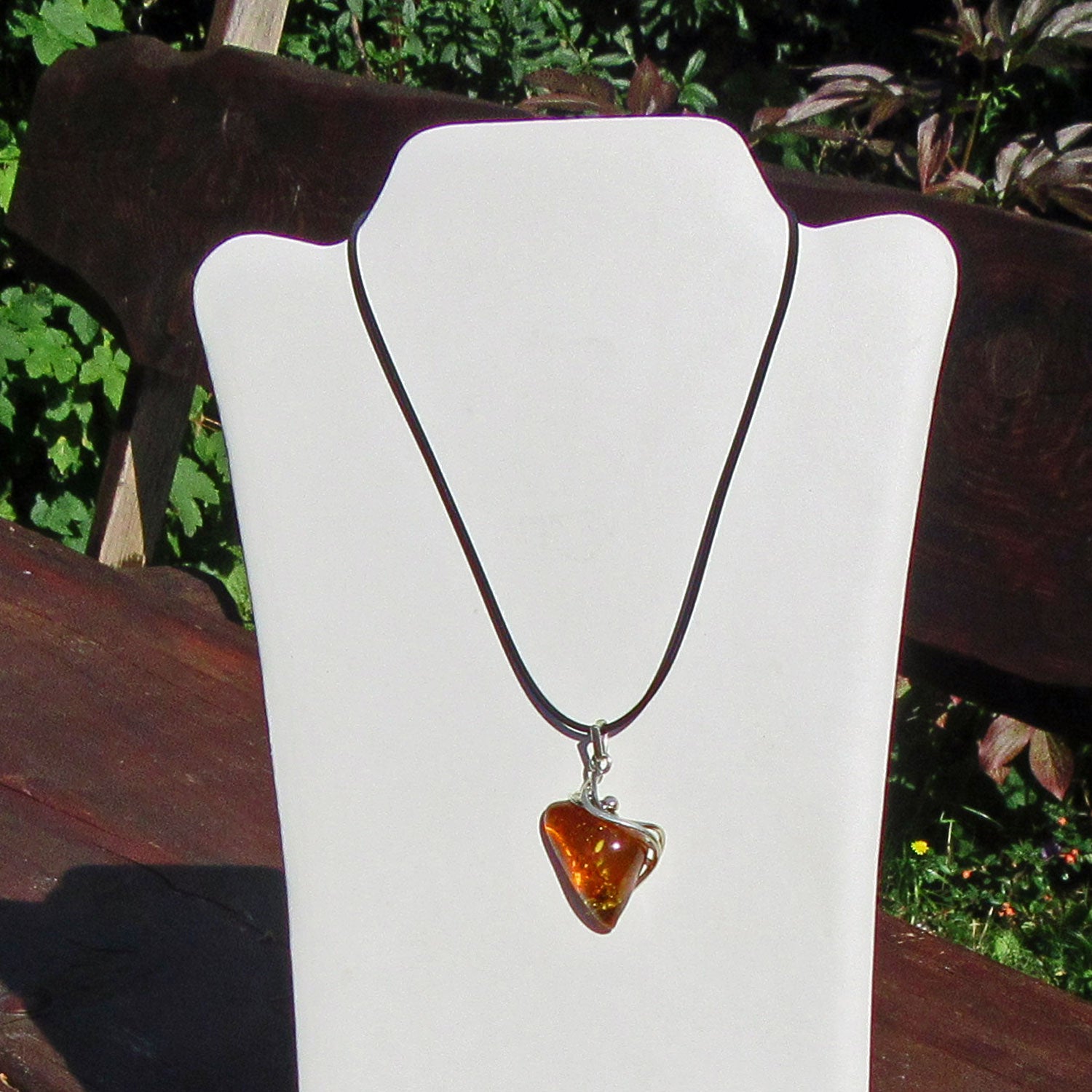 Anhänger aus kognacfarbenem Bernstein in geschwungenem Silber - Designerstück