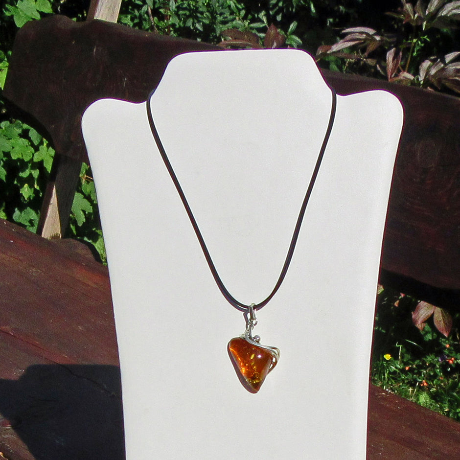 Anhänger aus kognacfarbenem Bernstein in geschwungenem Silber - Designerstück