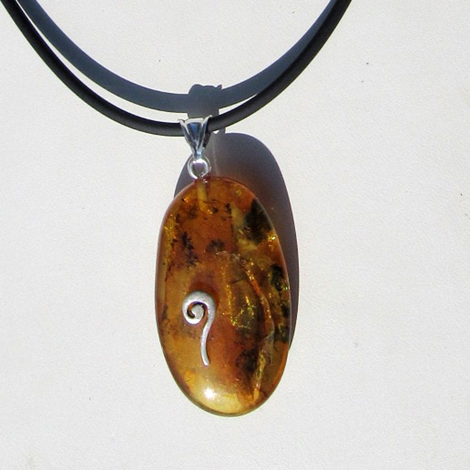 Anhänger mit ovalem Bernstein und feiner Silberspirale