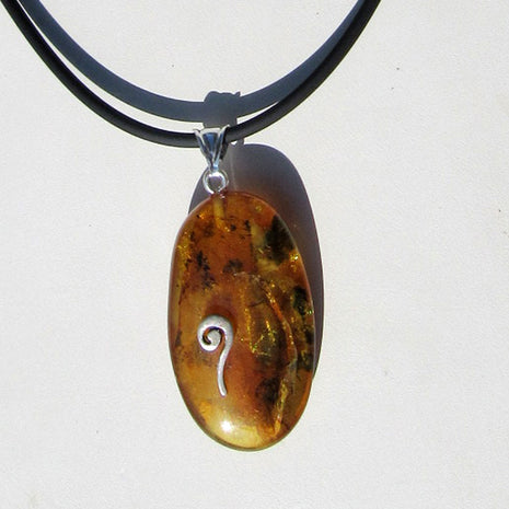 Anhänger mit ovalem Bernstein und feiner Silberspirale