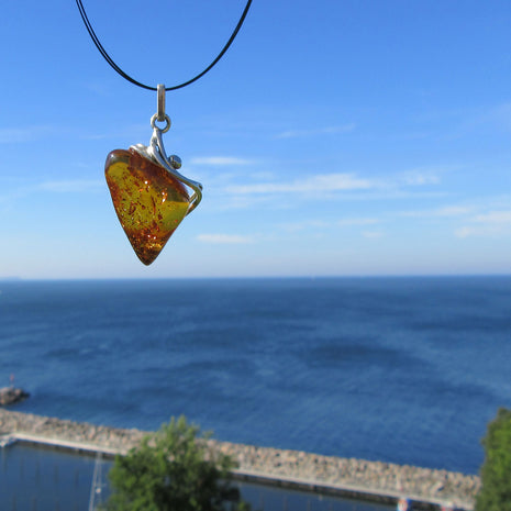 Anhänger aus kognacfarbenem Bernstein in geschwungenem Silber - Designerstück