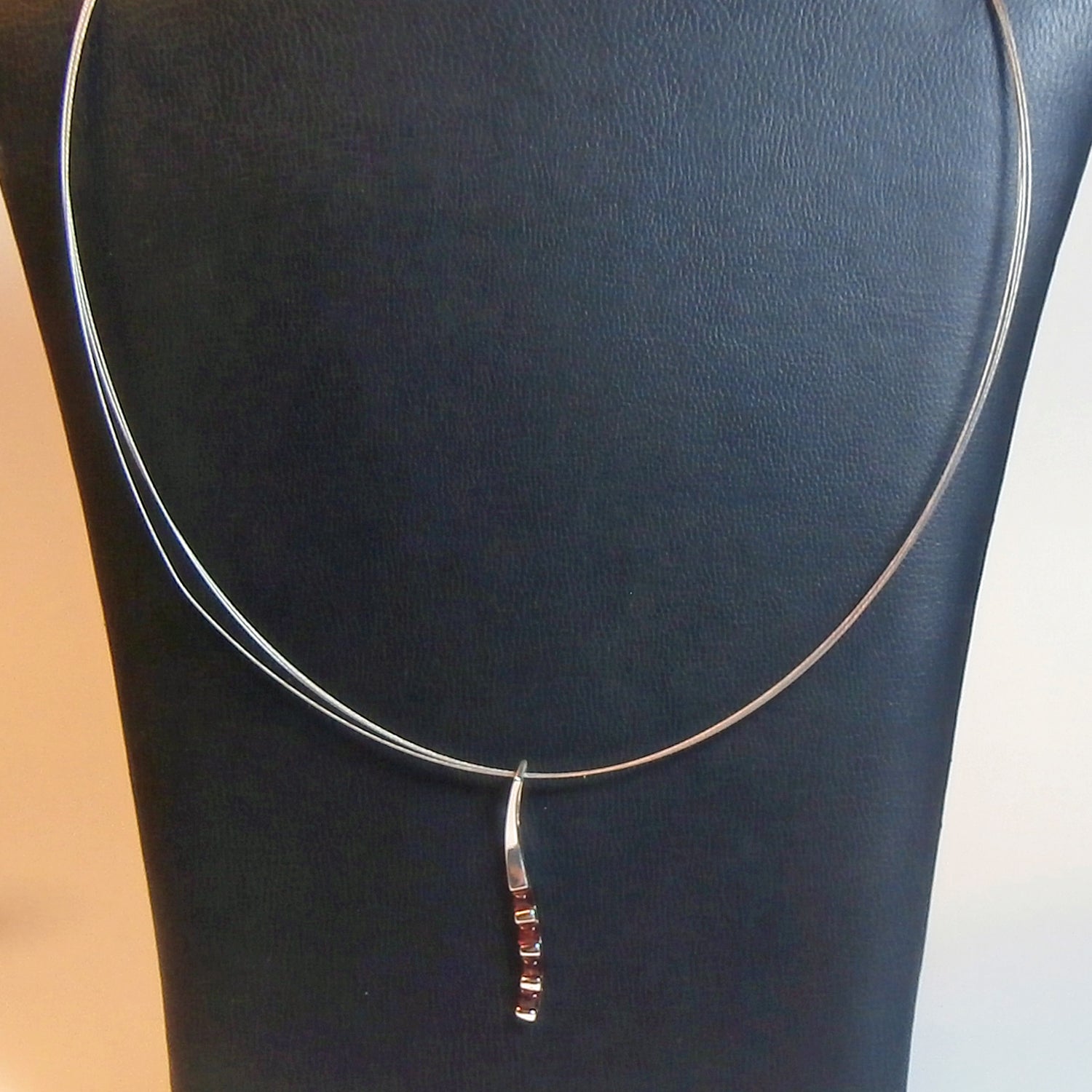 Länglicher Silberanhänger mit 4 kognacfarbenen Bernsteinen