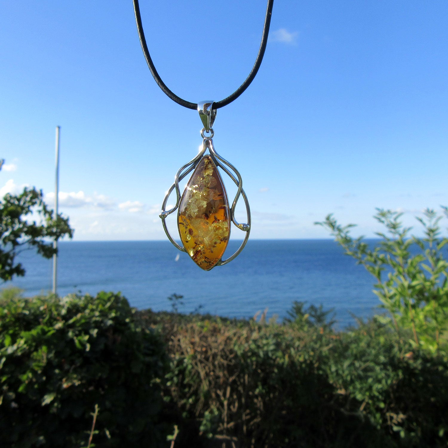 Großer Anhänger aus Bernstein und Silber – Unikat mit Tropfenform