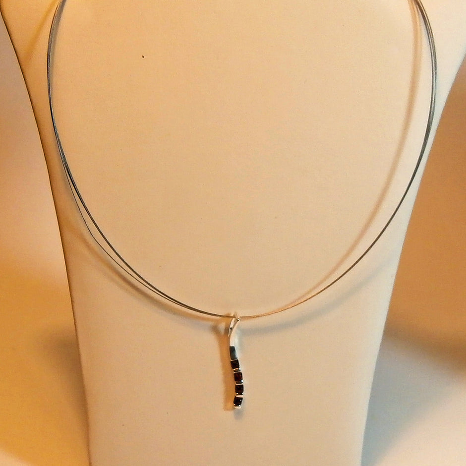 Länglicher Silberanhänger mit 4 kognacfarbenen Bernsteinen