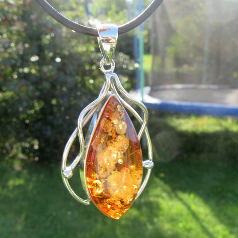 Großer Anhänger aus Bernstein und Silber – Unikat mit Tropfenform