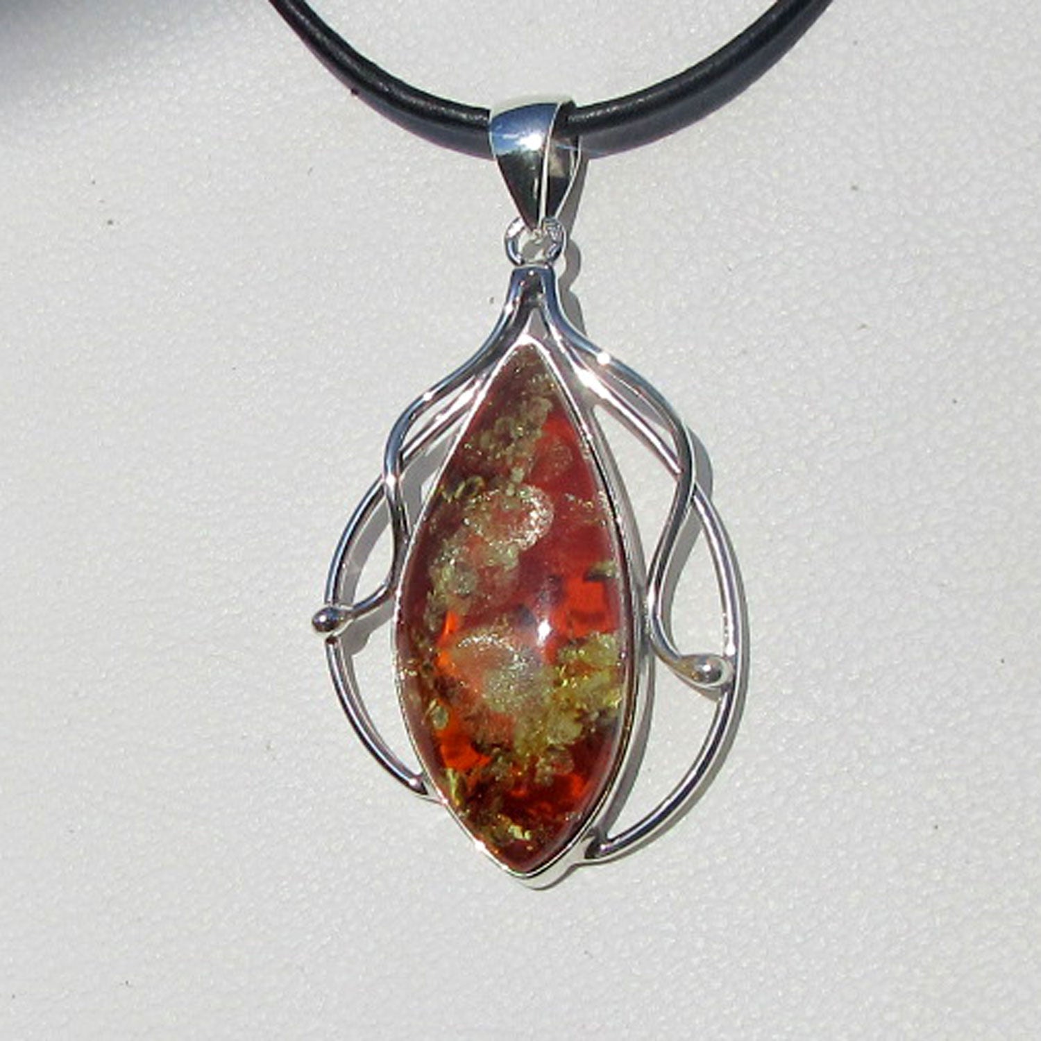 Großer Anhänger aus Bernstein und Silber – Unikat mit Tropfenform