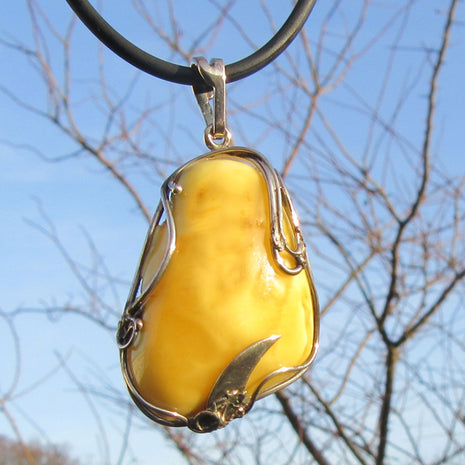 Heller Bernstein im Silberrahmen mit Ornamenten