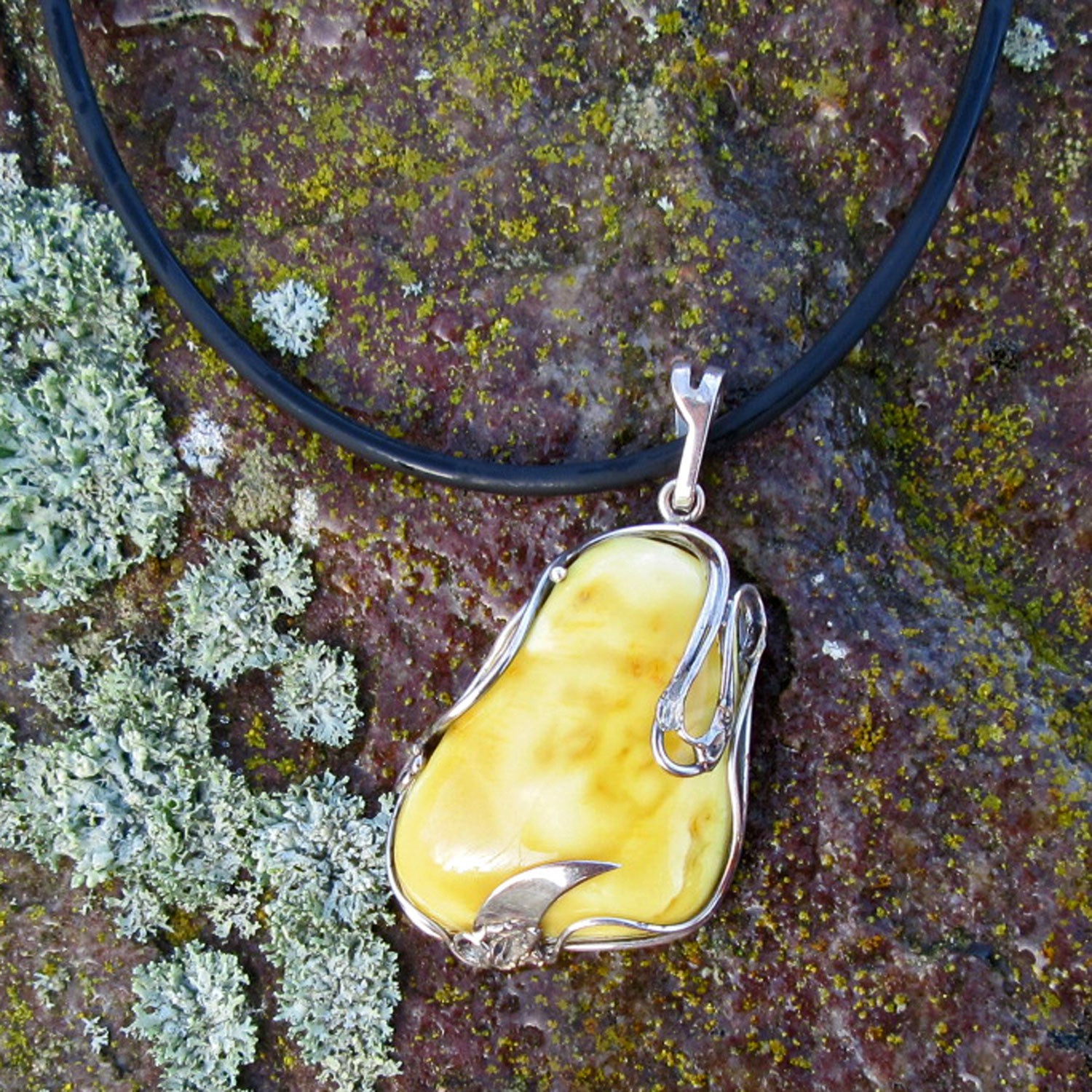 Heller Bernstein im Silberrahmen mit Ornamenten