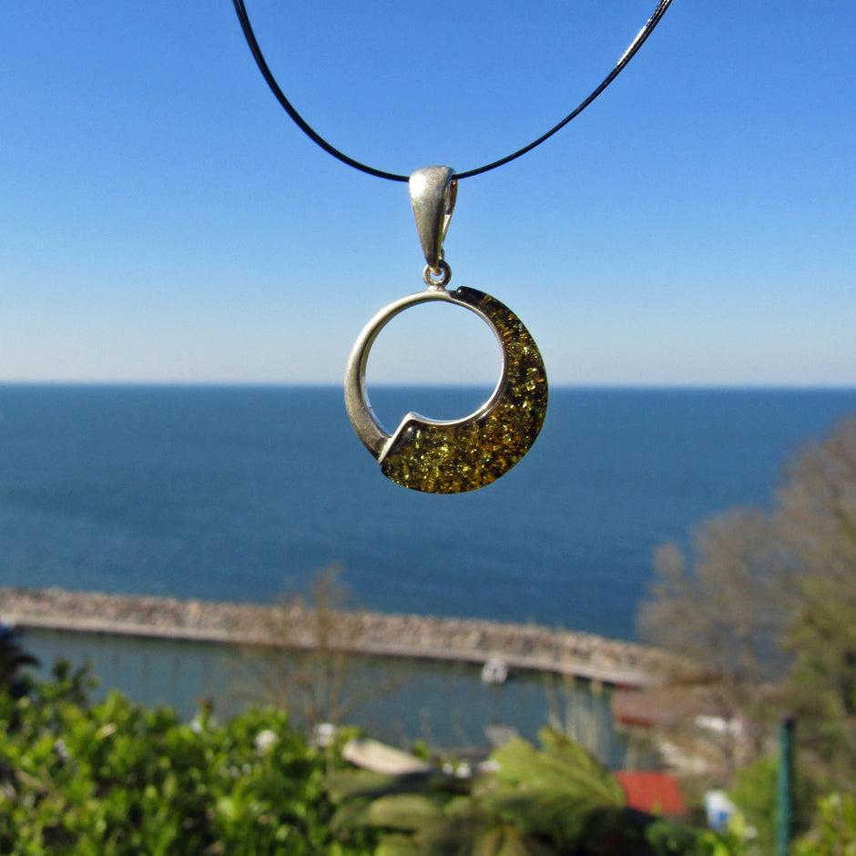 Runder Anhänger aus grünlichem Bernstein und Silber