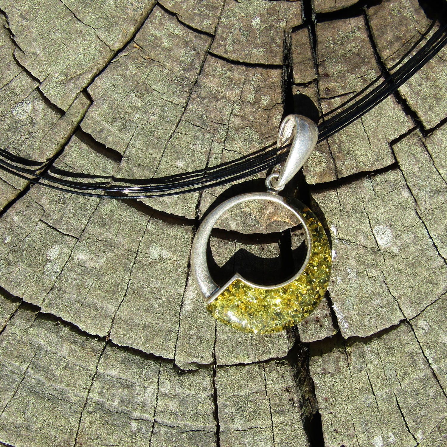 Runder Anhänger aus grünlichem Bernstein und Silber