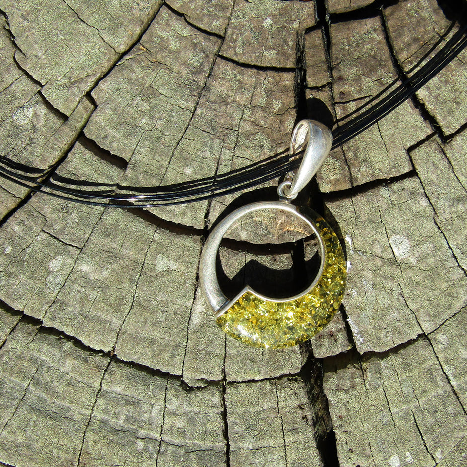 Runder Anhänger aus grünlichem Bernstein und Silber