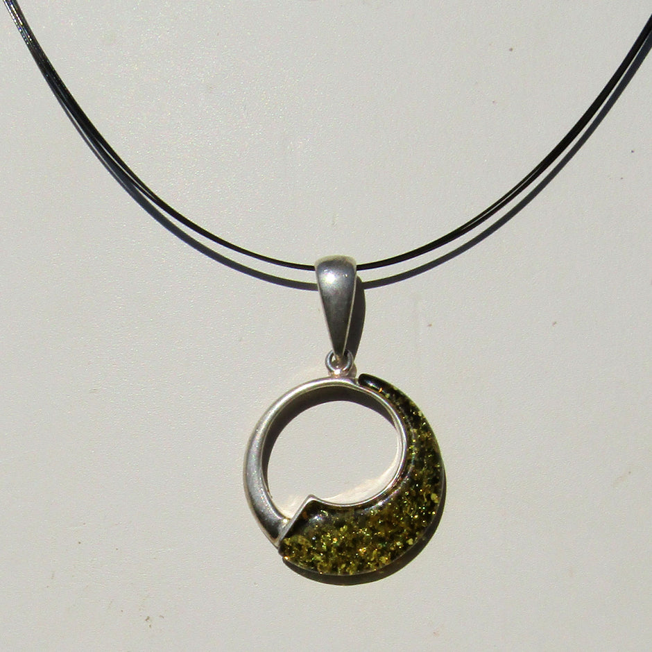 Runder Anhänger aus grünlichem Bernstein und Silber