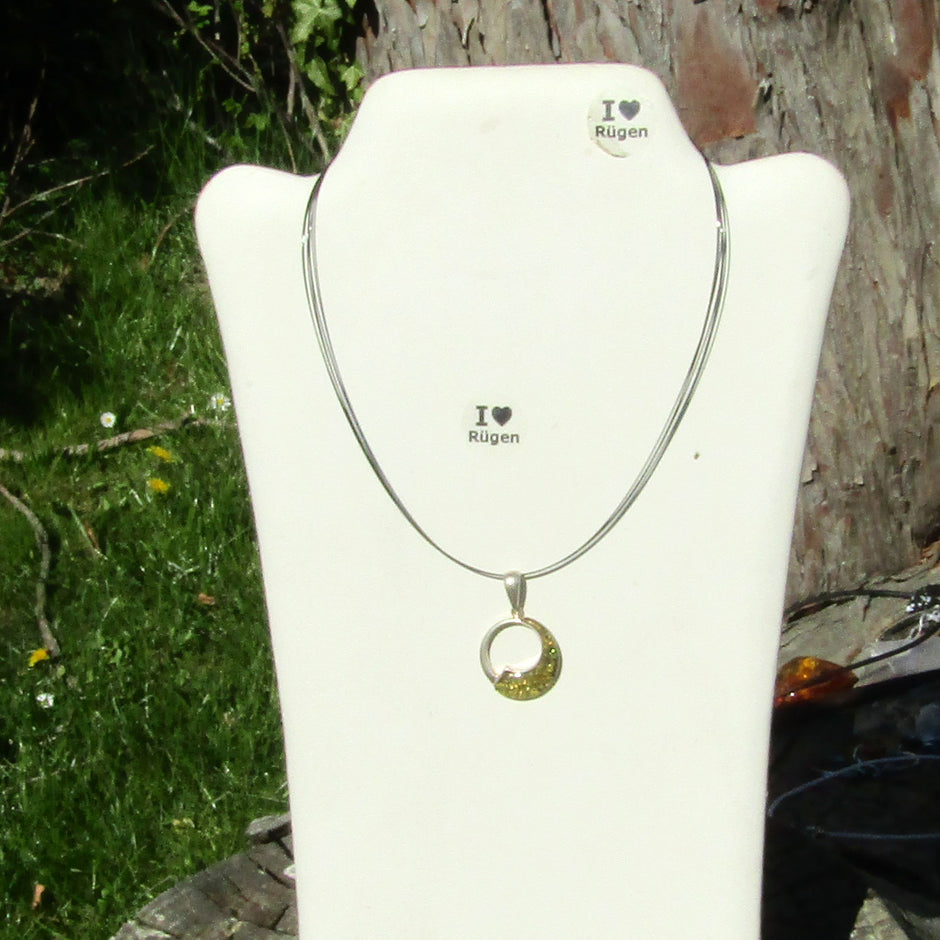 Runder Anhänger aus grünlichem Bernstein und Silber