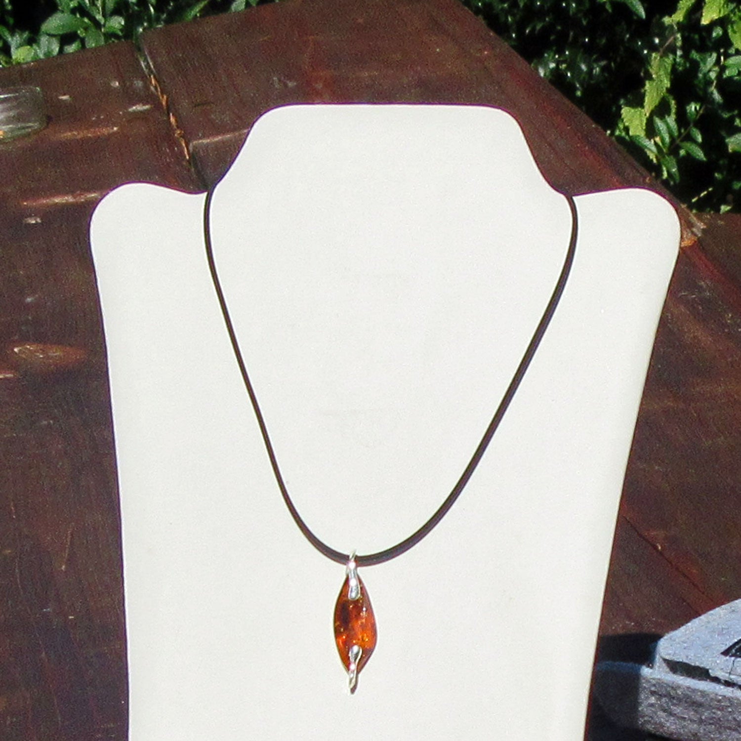 Länglicher Anhänger aus Bernstein mit Silber, Unikat