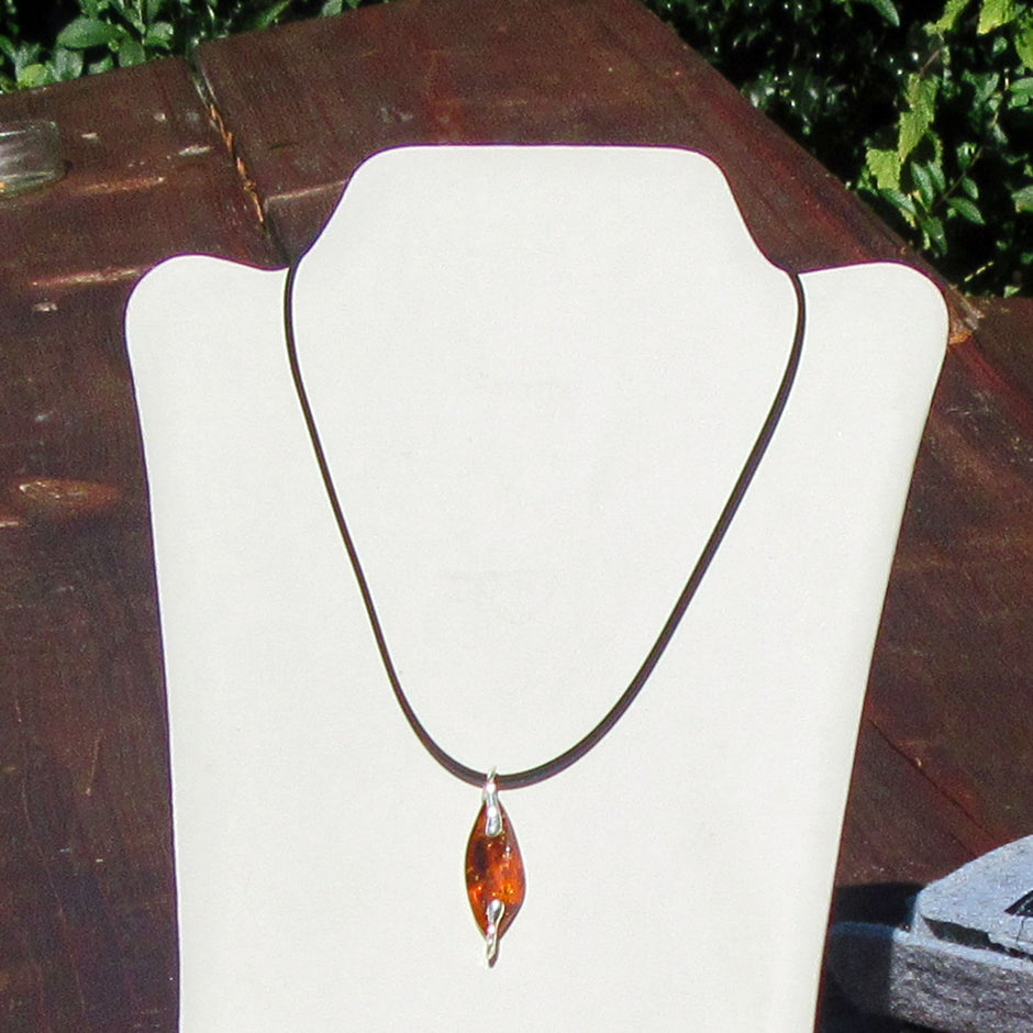 Länglicher Anhänger aus Bernstein mit Silber, Unikat