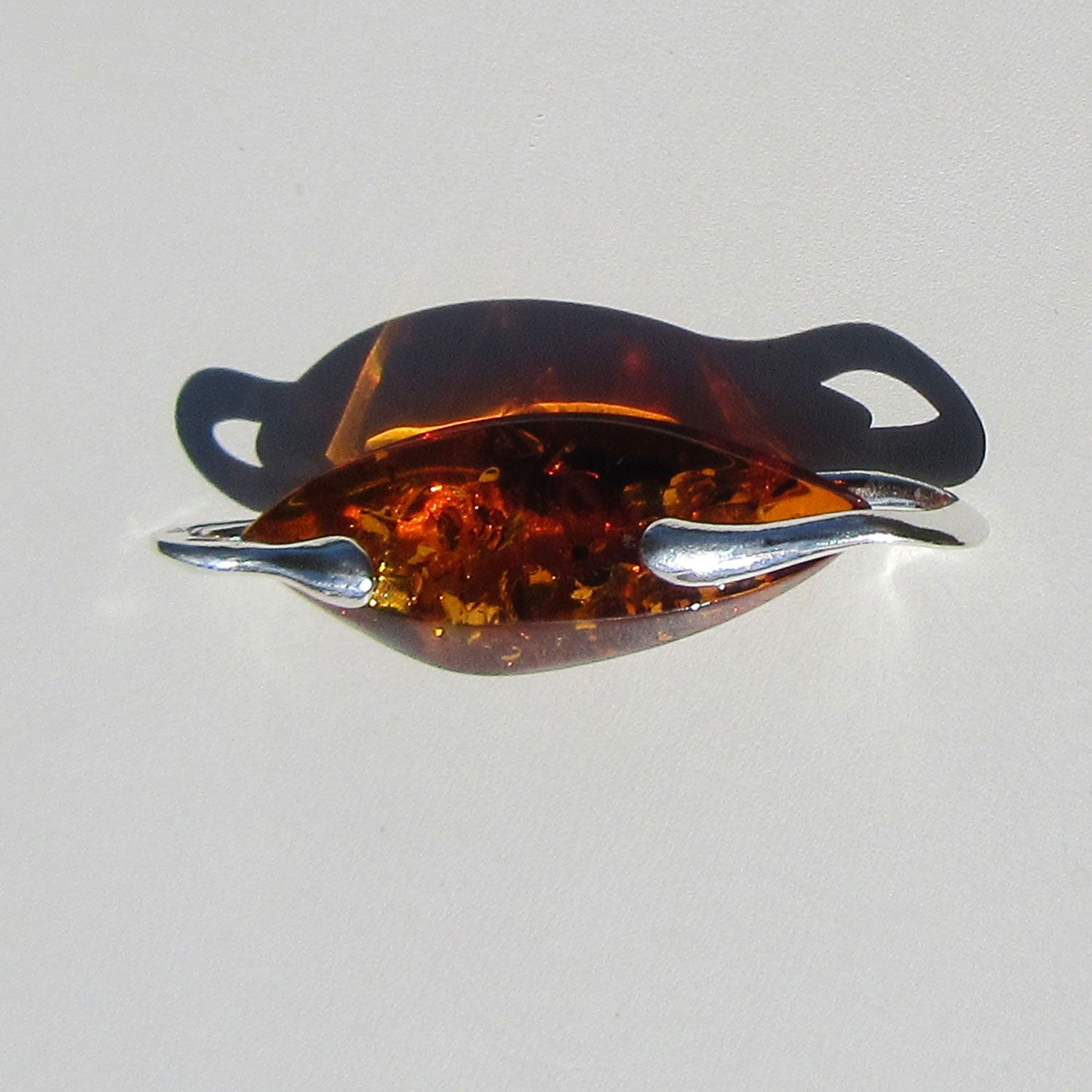 Länglicher Anhänger aus Bernstein mit Silber, Unikat