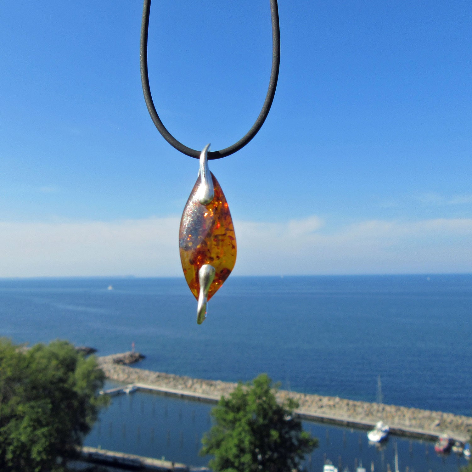 Länglicher Anhänger aus Bernstein mit Silber, Unikat