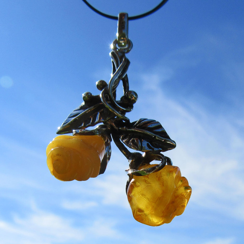 Silberanhänger mit gelblichen Bernstein in Rosenform